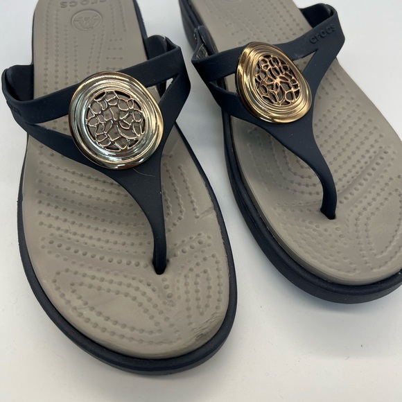 CROCS Women’s  Thong Sandal with Gold Medallion - Picture 2 of 7